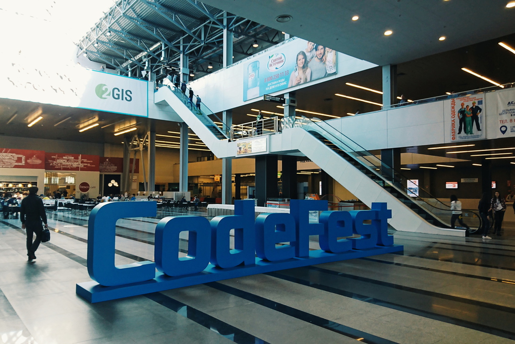 Знак CodeFest на входе в Экспоцентр