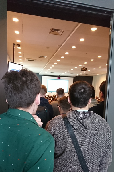 Люди, стоящие в дверях на докладе Константина Осипова